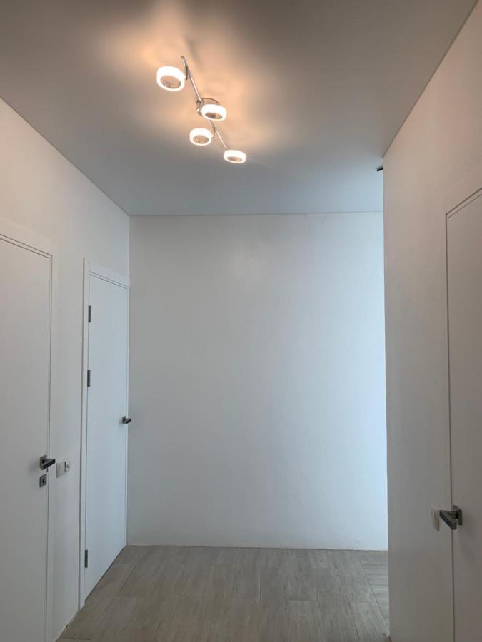 New 3 Rooms Apartment Near The Metro Station キエフ エクステリア 写真