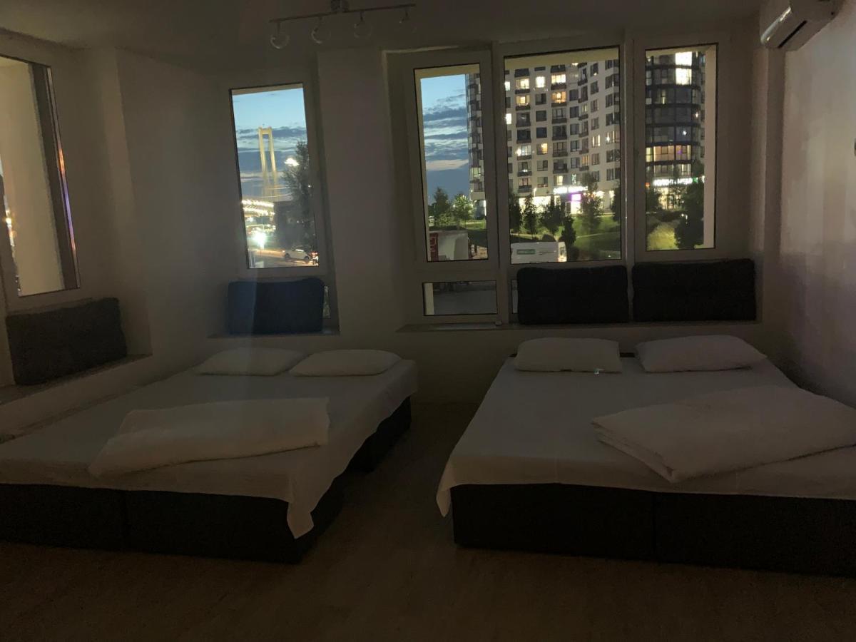 New 3 Rooms Apartment Near The Metro Station キエフ エクステリア 写真