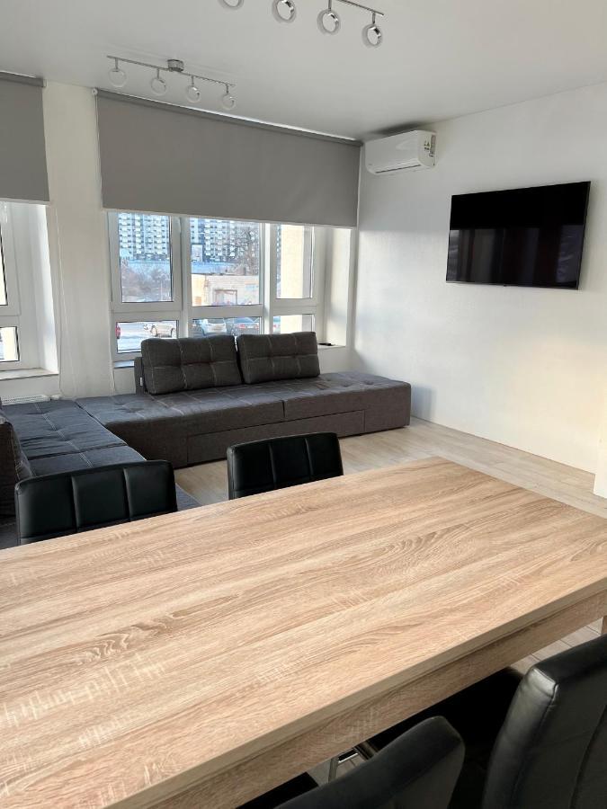 New 3 Rooms Apartment Near The Metro Station キエフ エクステリア 写真