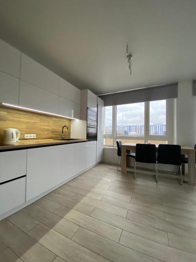 New 3 Rooms Apartment Near The Metro Station キエフ エクステリア 写真